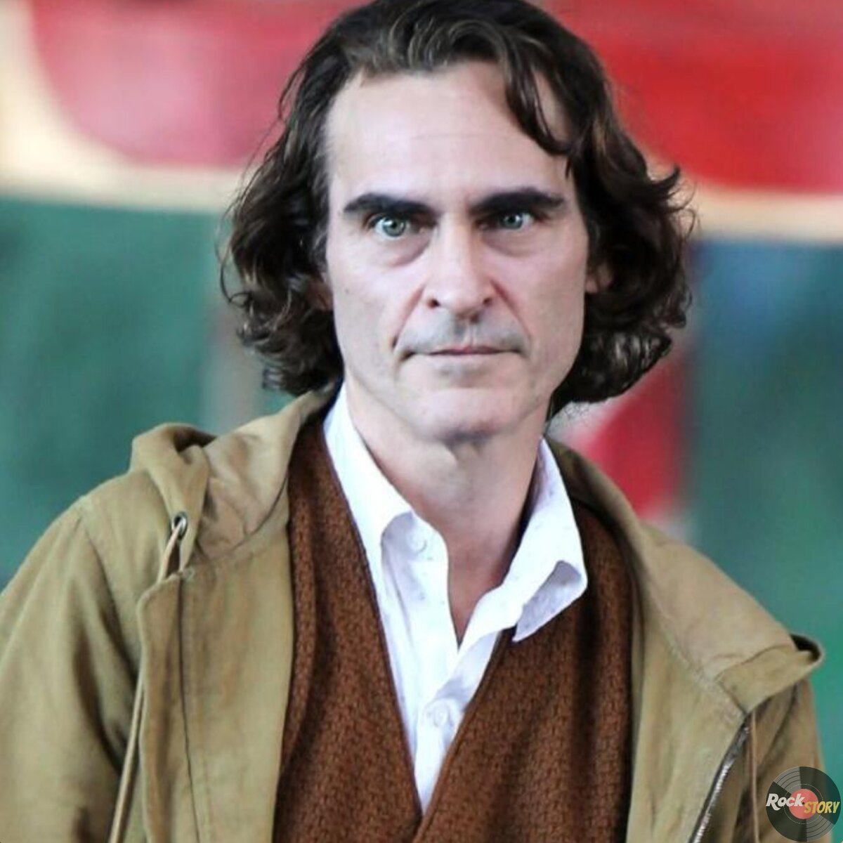 На фотографии Хоакин Феникс в роли Джокера 