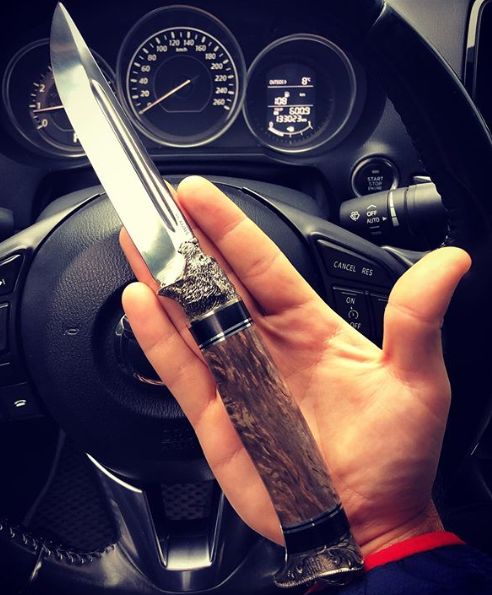 торцевой нож в машине. авто ножик. нож в машину. нож в машину. стропорез в машину.