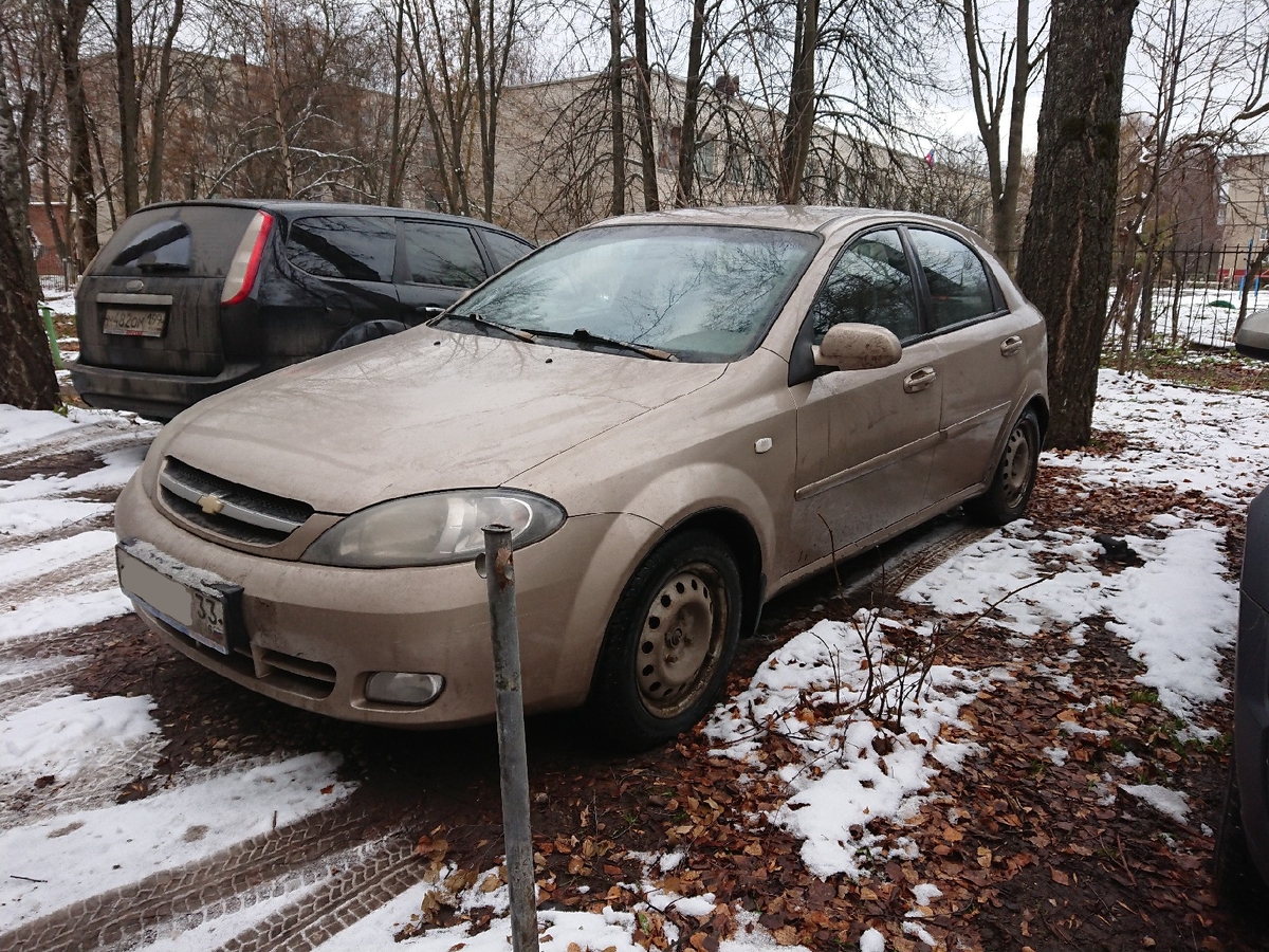 Хэтчбек традиционно покороче седана, из-за чего багажник будет поменьше