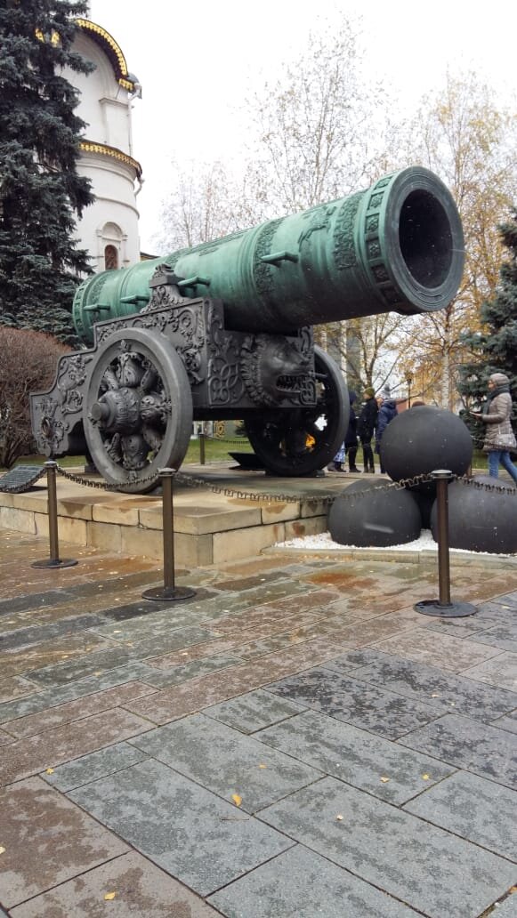 Памятник царь пушка в Москве