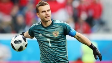 По информации БИЗНЕС Online, Черчесов звонил Акинфееву и уговаривал его вернуться в команду на чемпионат Европы. Пока голкипер не готов вернуться в сборную России, хоть есть информация, что Акинфеев может изменить свое решение.

