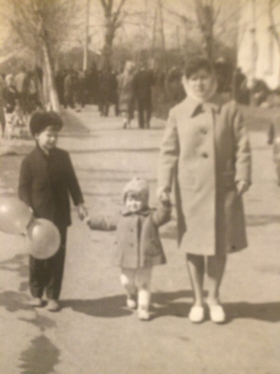 Я с мамой и братом. Папа фотографирует. 