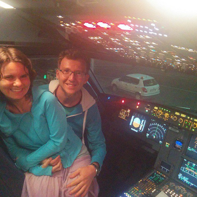 2015 год. На заднем фоне машина на ВПП.