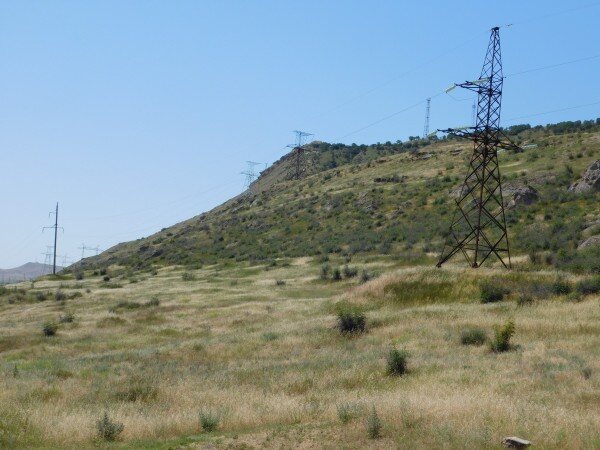  
Лицо поэта появляется после въезда в район 