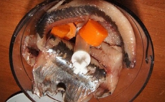 Измельчаем сельдь и морковь