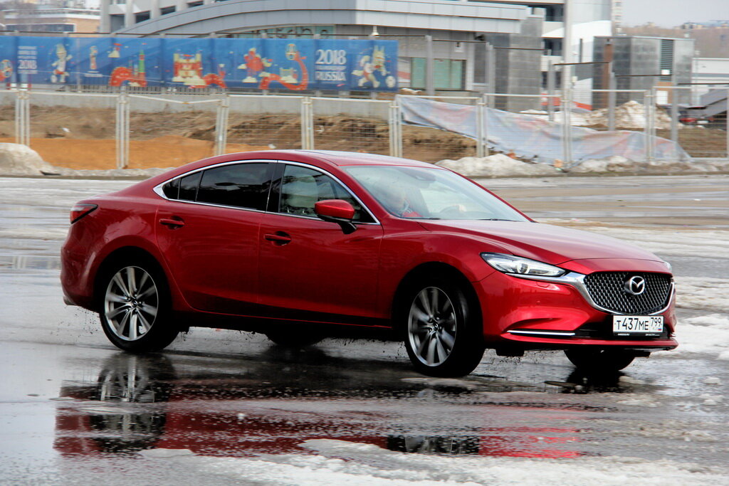 Седаны Mazda 6 выпускаются на совместном предприятии во Владивостоке вот уже шесть лет. В последние годы в России ежегодно продают по 5-7 тысяч «шестёрок» — в разы меньше, чем у бестселлеров сегмента вроде Toyota Camry или Kia Optima.