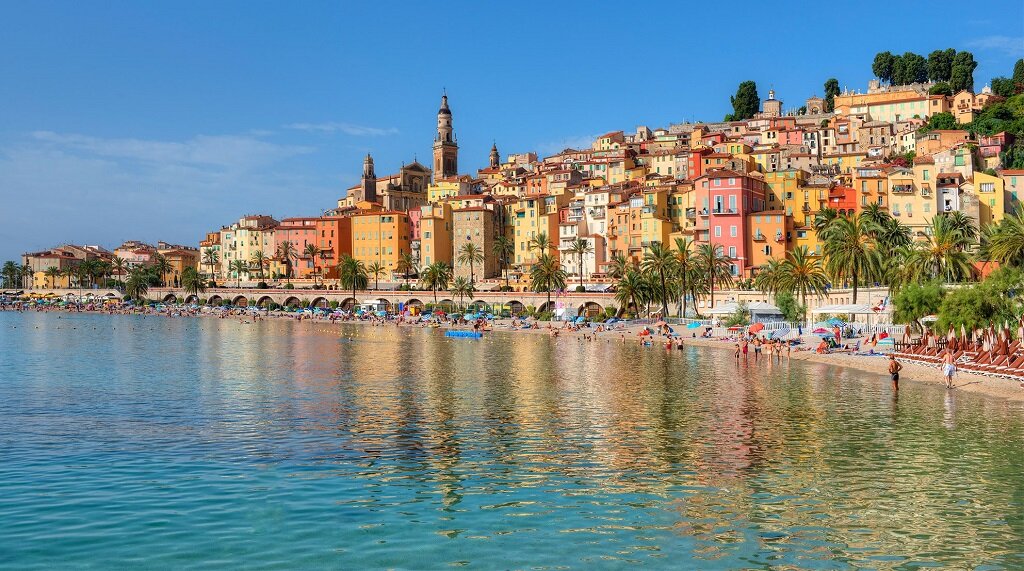 Как на мой взгляд, так Лазурный берег прекрасен. Но я знаю множество людей, которые хотят любоваться им только на картинках.