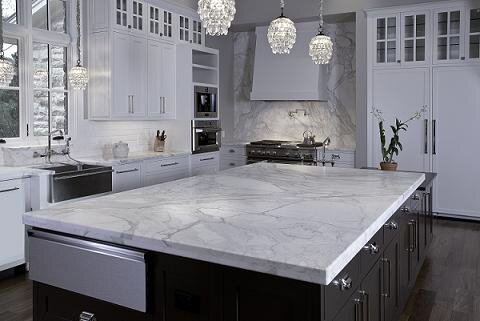 Коллекция Artisan Stone из золотого мрамора Калакатты  Фото с лицензией Creative Commons Attribution-Share Alike 4.0 International .