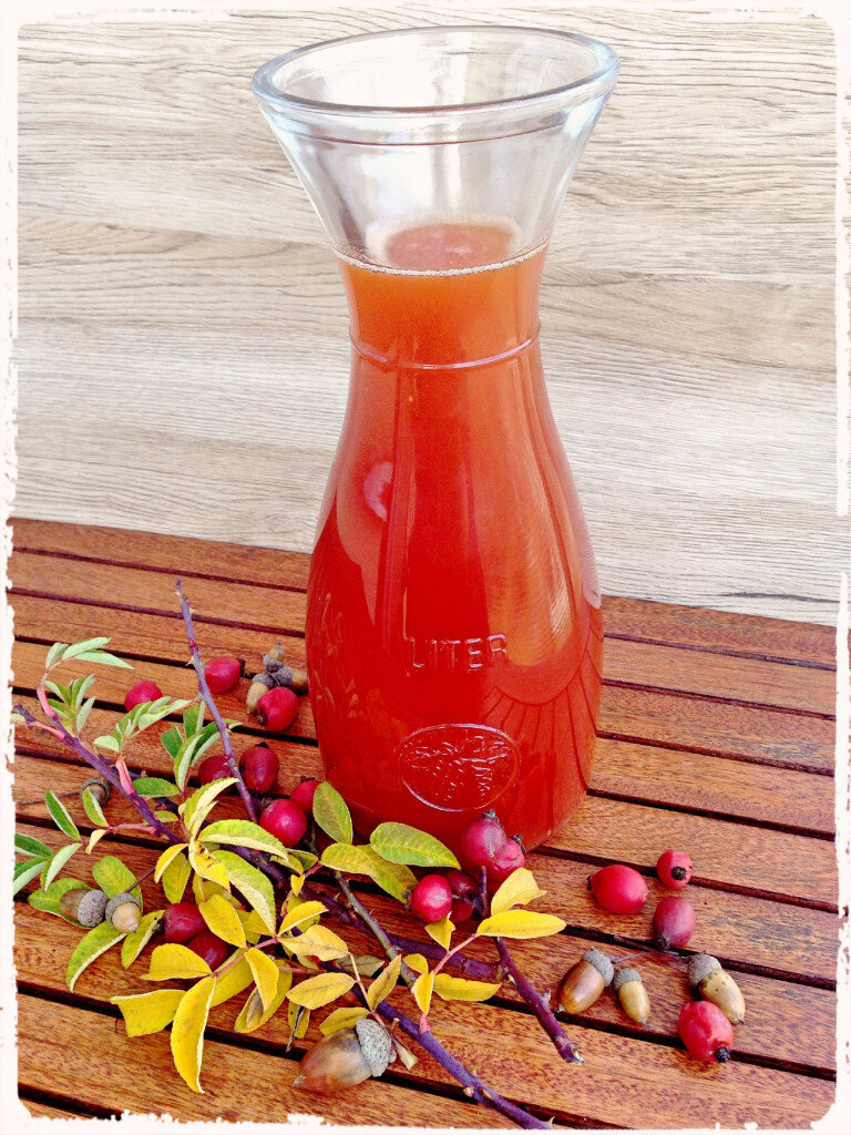 Ингредиент: 
1 кг плодов шиповника
1 воды
0,5 кг сахара
1 большой лимон (выжатый сок)