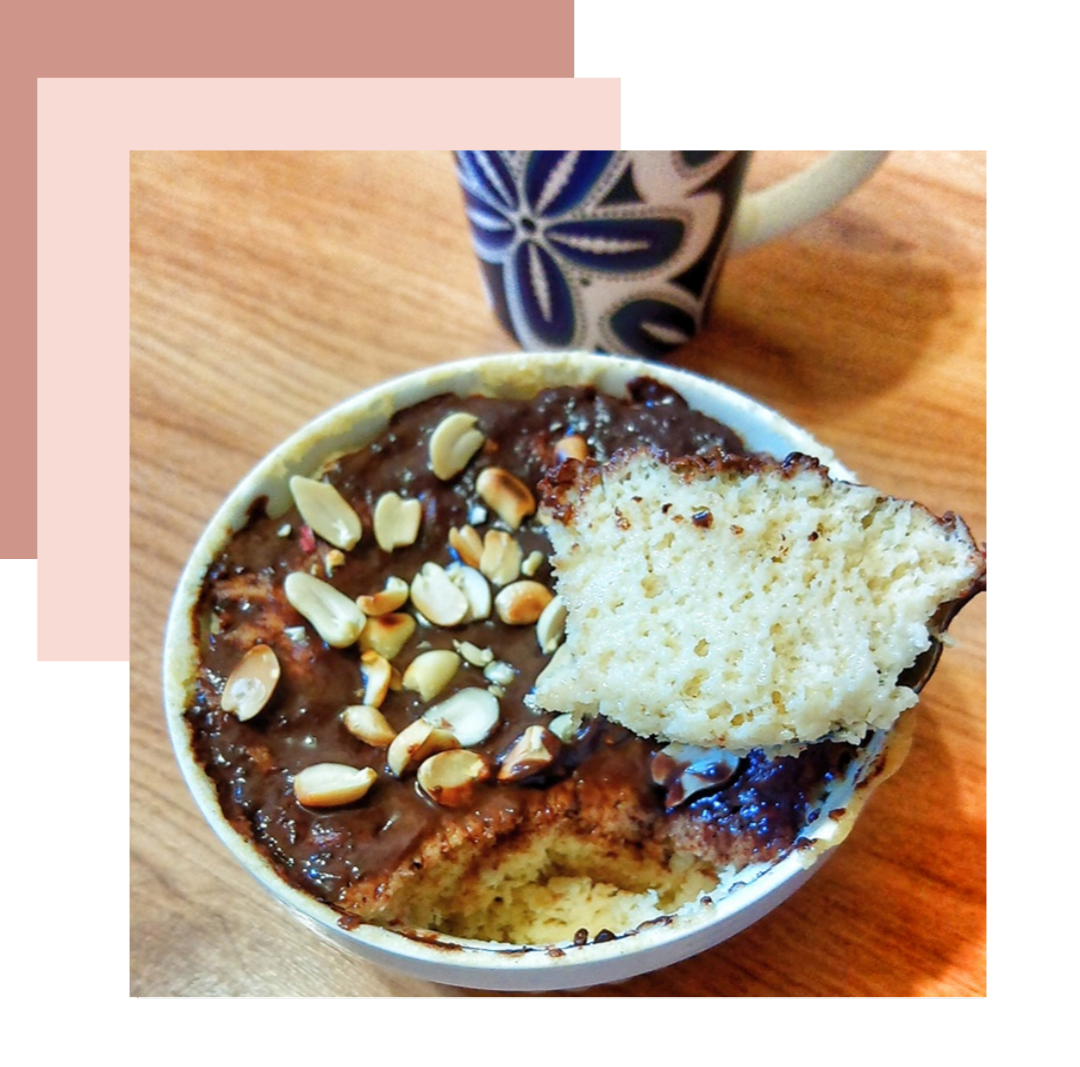 Завтрак - кекс в кружке (1 яйцо, мягкий творог 110 гр, 25 гр овсяной муки, разрыхлитель 1/2 ч. ложки, подсластитель по вкусу, готовить в микроволновке 3-4 минуты), сверху шоколад 10 гр и арахис.