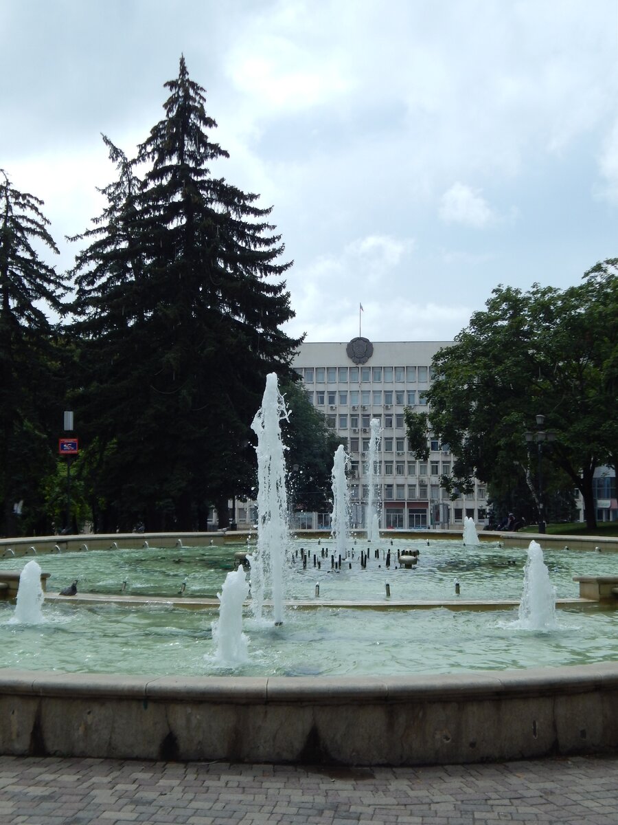 Фонтан на фоне администрации Пятигорска