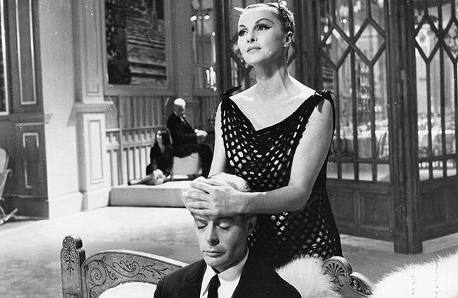 Лучшая картина в творчестве культового режиссера Федерико Феллини считается также одним из величайших фильмов в истории кино. Андрей Тарковский о своих впечатлениях: «В нём глубина и утончённость замысла соединились с простотой и демократичностью формального выражения, с той органичностью формы, когда всё открылось нам так, как было задумано автором».
