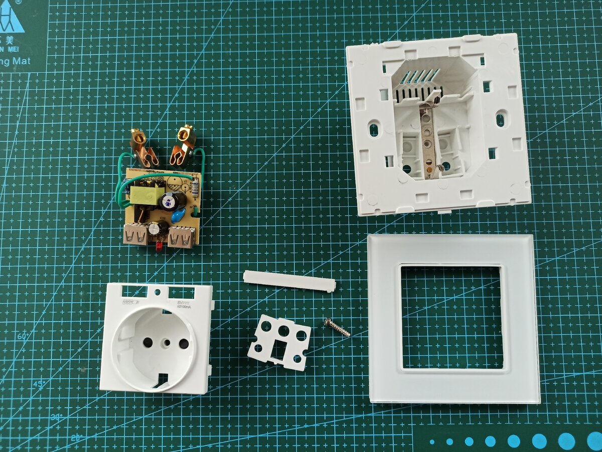 Розетка с USB зарядкой в разобранном виде
