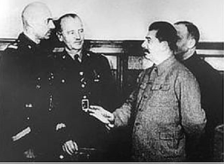 Слева направо, В. Андерс, В. Сикорский, И. В. Сталин, переводчик (возможно), 1941 год.