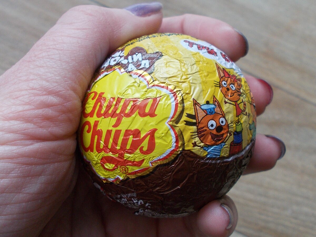 киндер чупа чупс. шоколадный шар чупа чупс миньоны. киндеры чупа. кидер сюрпризчупачупс. киндеры чупа.