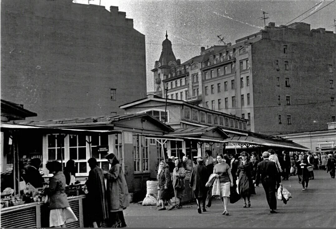 Санкт петербург фото 80. СПБ Сенной рынок в 90-е. Сенная площадь в Ленинграде в 70 е годы. Сенная площадь Санкт-Петербург 90-е. Рынок на Сенной площади в Санкт-Петербурге.