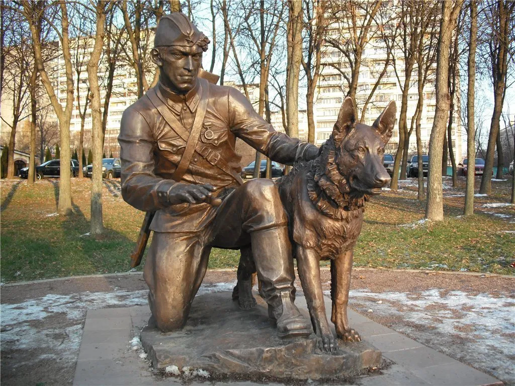 Человек животное военное. Терлецкая Дубрава памятник собаке. Памятник военный инструктор с собакой в Москве. Памятник в Терлецком парке солдат с собакой. Терлецкий парк памятник собаке.