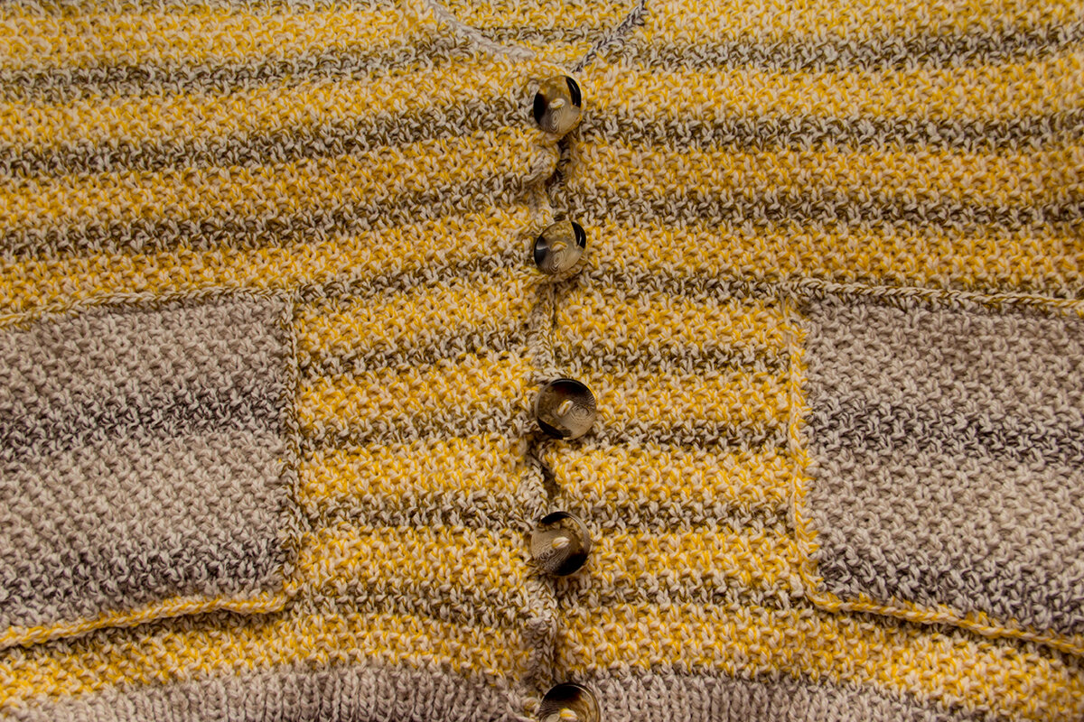 Жилет поближе.