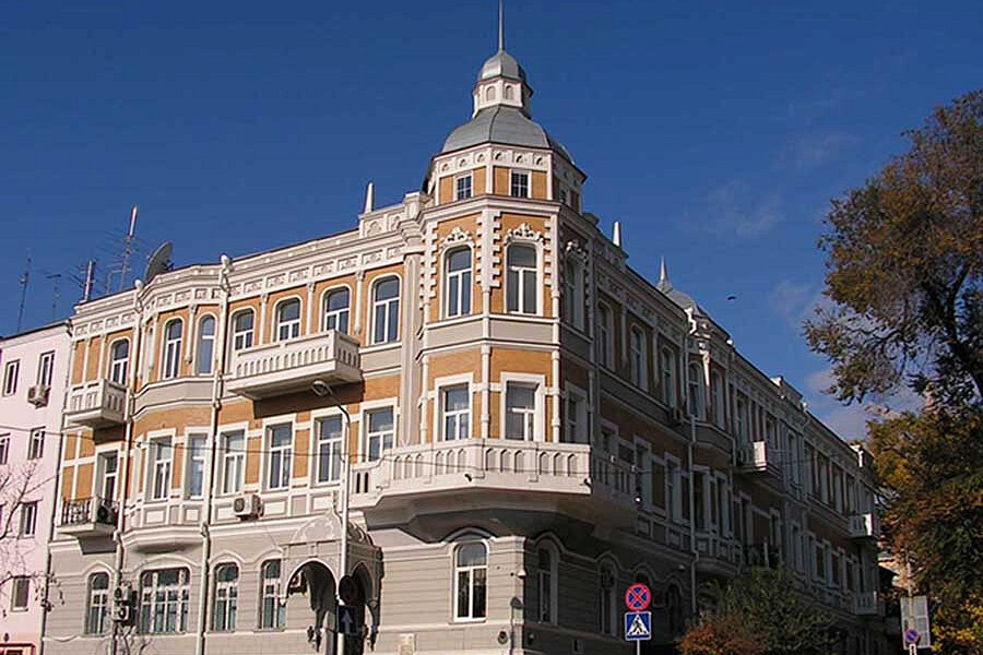Если узаконят объединенные охранные зоны, прямо за этим зданием (бывший особняк Зворыкина) на совершенно законных основаниях может появиться дом высотой 33 метра.