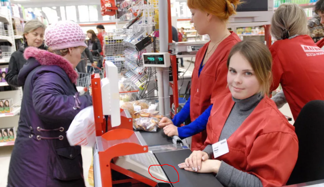 Работа в магазине видео. Кассир магнит. Кассирша магнит. Продавец магнит. Кассир и касса магнит.