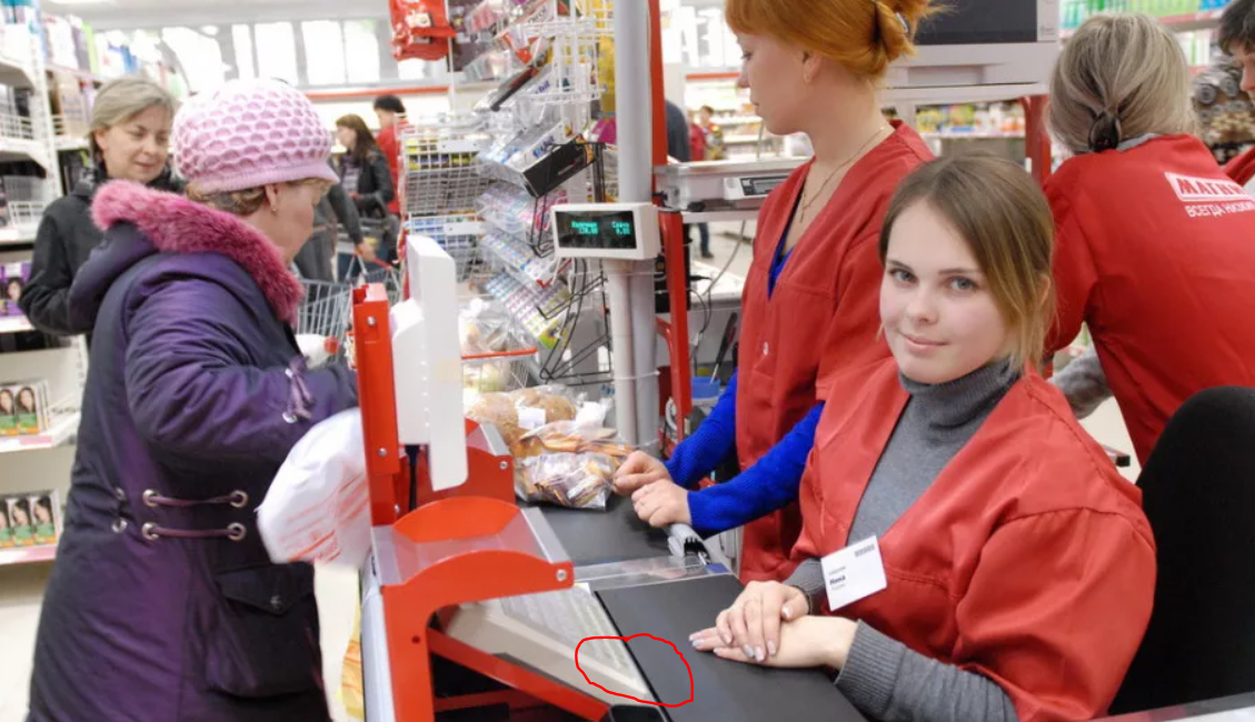 Пикать товар. Кассирша магнит. Касса магнит. Кассирша в Пятерочке. Продавец кассир магнит.