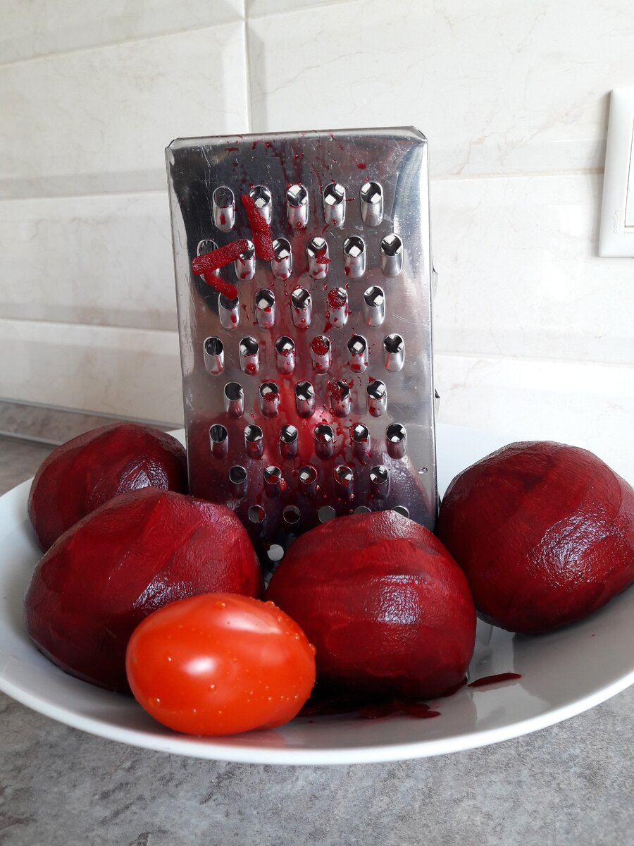 Я делаю это просто, как Микеланджело. беру глыбу вареной свеклы и отсекаю все лишнее. А потом тру на терке.