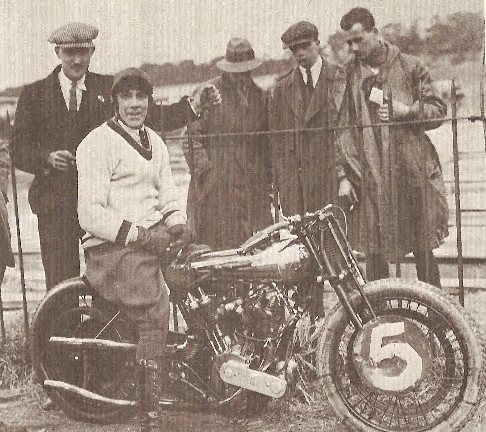 Мотоцикл Brough на гонках.