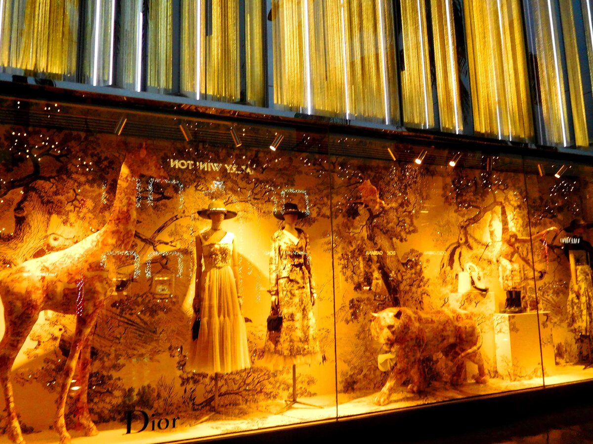 Диор, конечно, постарались украсить витрину в стиле "Сафари". Хы. Сразу разыгралось воображение. Представила дам в таких нарядах на настоящем сафари...Посмеялась. Красиво, но абсолютно непрактично.
