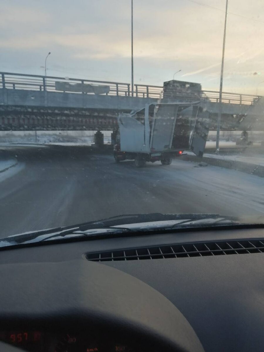 Мост глупости в Санкт-Петербурге на Софийской. Мост дураков на Софийской в СПБ. Питерский мост глупости 200 Газель. Мост глупости на Софийской.