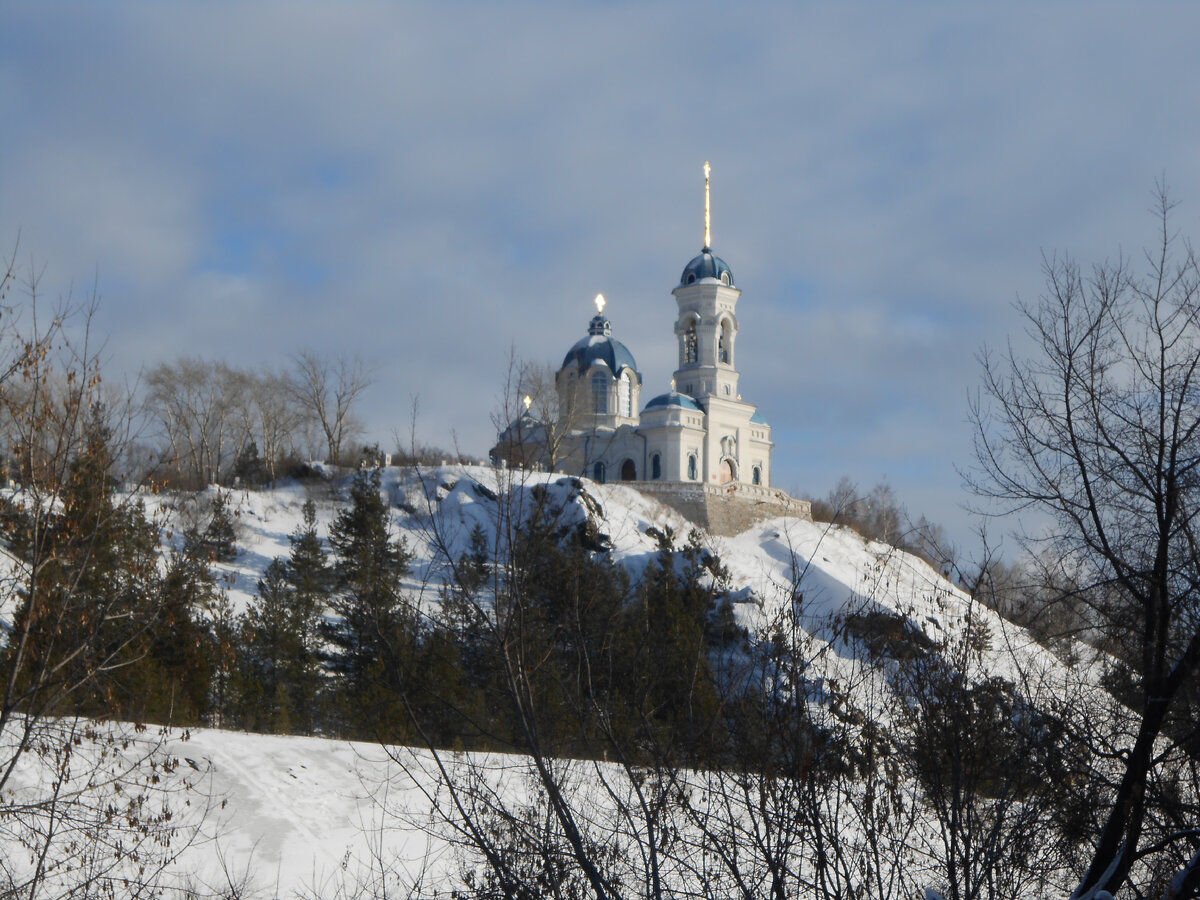Так, именно в 1941 году в Реже был закрыт один из последних в Свердловской области действующих храмов – храм Иоанна Предтечи. В его здании был устроен зерновой склад. Лишь в 1991 году церковь вернули верующим. Фото автора.