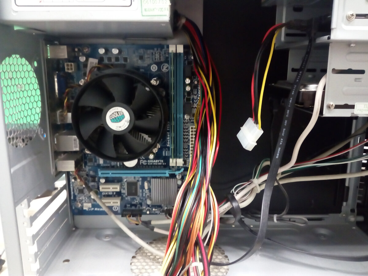 Все провода БП свободны. Блок питания можно выкручивать...