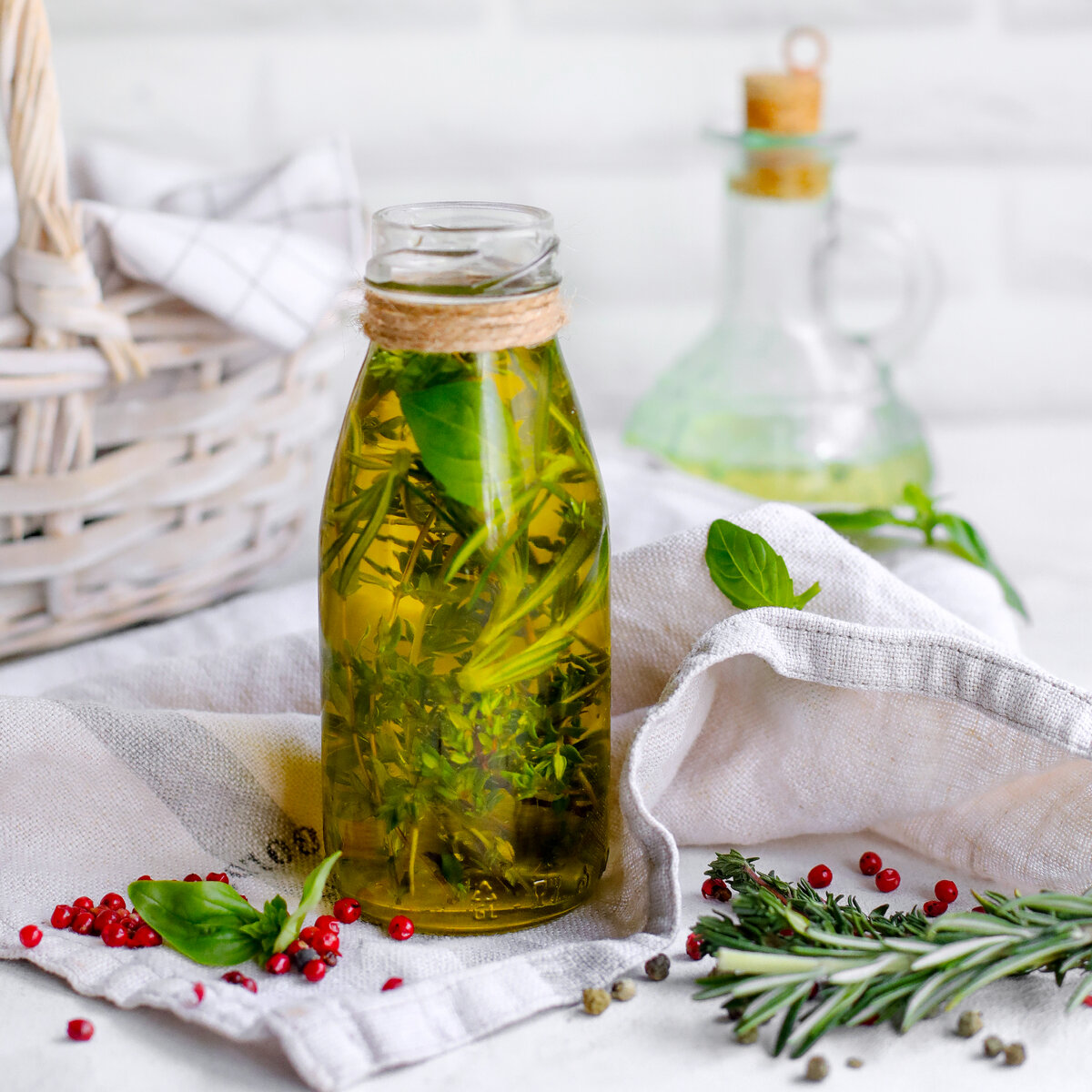 Как сделать ароматное масло для салатов. Масло растительное ароматное. Пахучее масло для салатов. Пряное масло. Пряное масло.