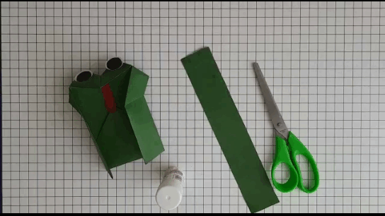 Далее из узкой полоски, которая у нас осталась когда мы вырезали квадрат, сделаем подвижный элемент. Полоску складываем и склеиваем. Вклеиваем полоску, как показано на видео. 