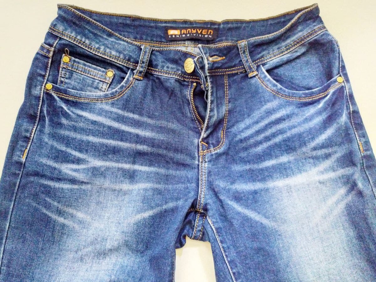 Джинсы – так сказать «мастхэв» любого гардероба, хоть мужского, хоть женского!