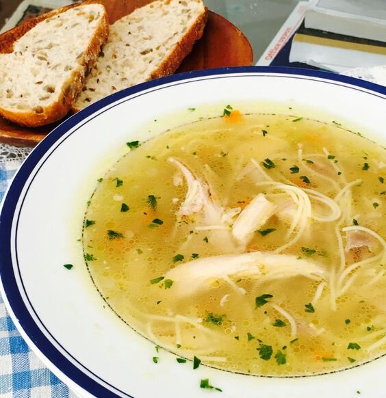 Ароматный, вкусный и прозрачный бульон -- готовим без проблем. Источник: Pinterest
