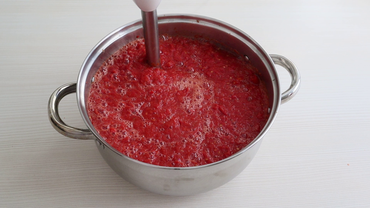 Густую томатную пасту в домашних условиях. Сито для приготовления томатной пасты. Процесс приготовления томатной пасты.