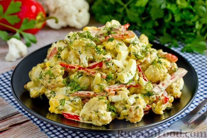 капуста цветная, перец сладкий, яйца, лук репчатый, чеснок, зелень укропа, масло подсолнечное, майонез, соль, перец чёрный молотый