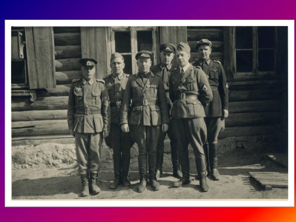 Полицаи Городка. Все, заслужившие право носить немецкую форму. Невиданная "честь" для выродков.