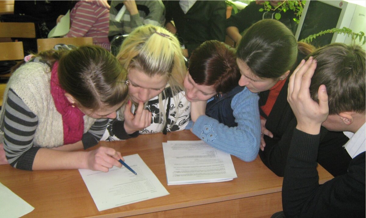 Старшеклассники выполняют творческое задание на основе  музейных материалов на внеклассном краеведческом мероприятии. Фото из архива школьного музея.