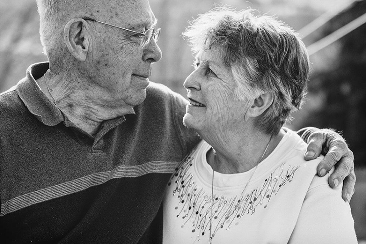 счастливый брак. влюбленные в возрасте. пожилые юбиляры совместной жизни. пара прожила вместе 50 лет. пожилая пара свадьба.