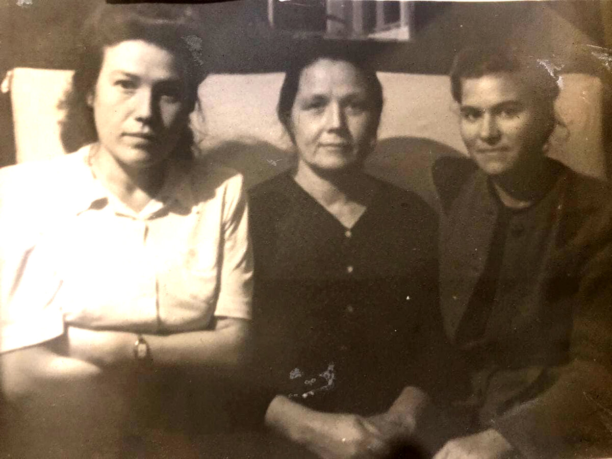 Бабушка Мария в середине. Слева старшая дочь