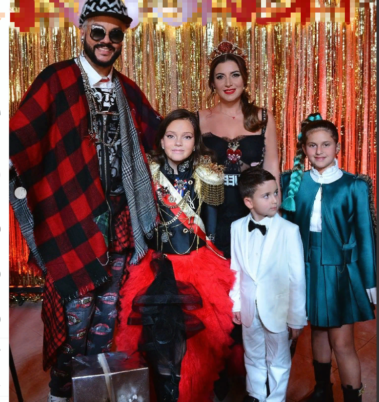 С детьми и поп-королём отечественной эстрады