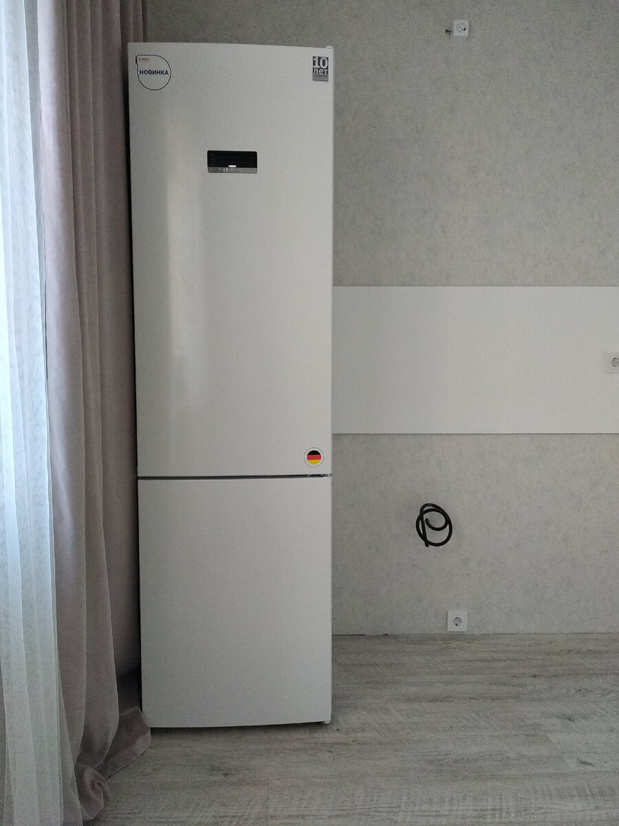 Холодильник и плиточный фартук.