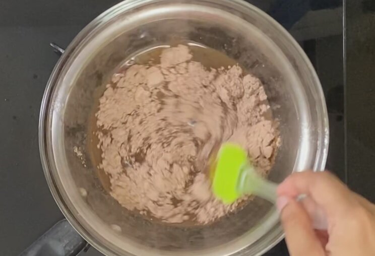 Сухую смесь добавляем в растопленное какао-масло