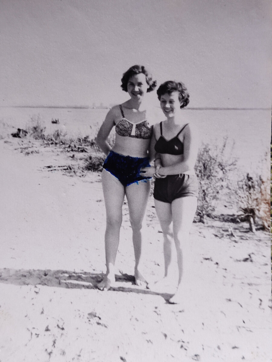 Я прошу прощения. Моя сестра в детстве маме плавки фломастером раскрасила. Это пляж на реке Обь. 1956. Фото автора.