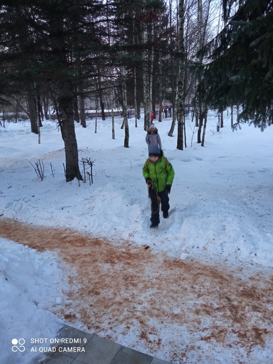 Дети идут в школу, высиживают 5-7 уроков, а потом еще попадают в платную продленку.