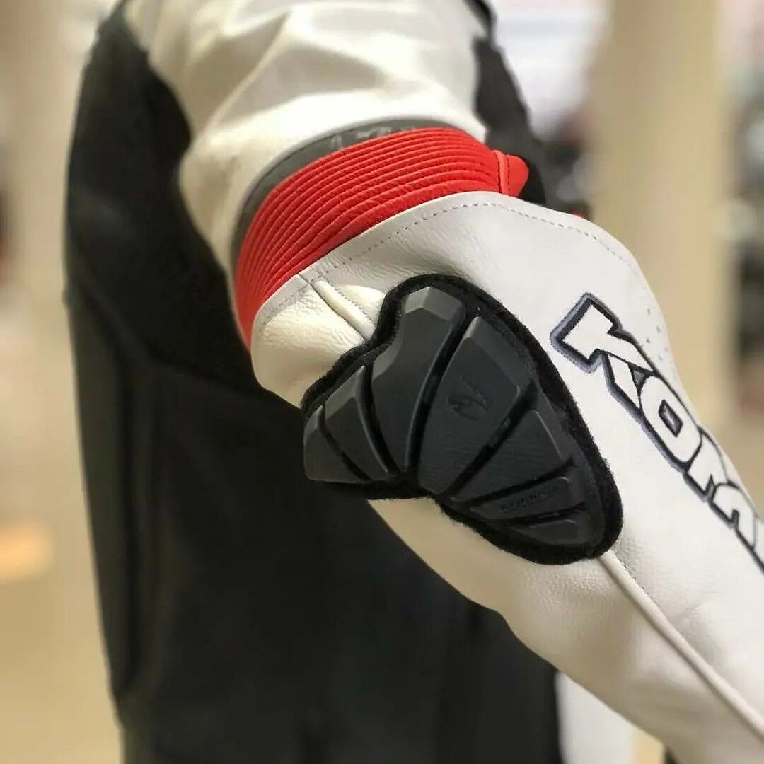 Спортивная мотокуртка из перфорированной натуральной кожи и арамидными волокнами в подкладке