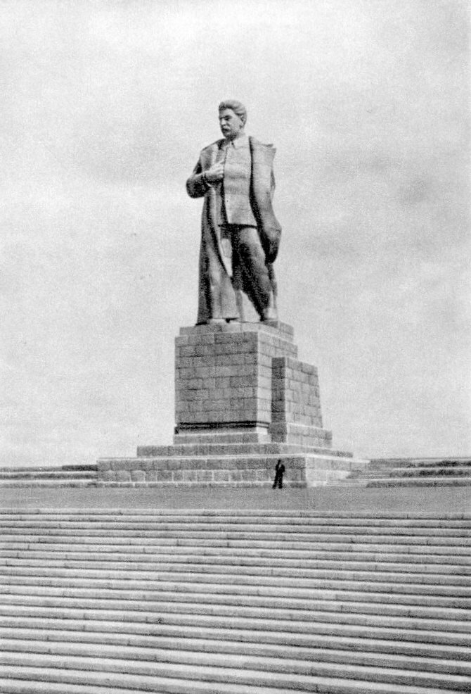 Памятник И.В. Сталину.  Ступенчатый спуск к каналу "Волга-Москва". Фото из открытых источников
