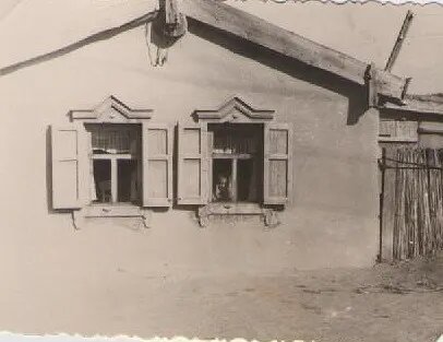 Землянка из камыша с глиной. 