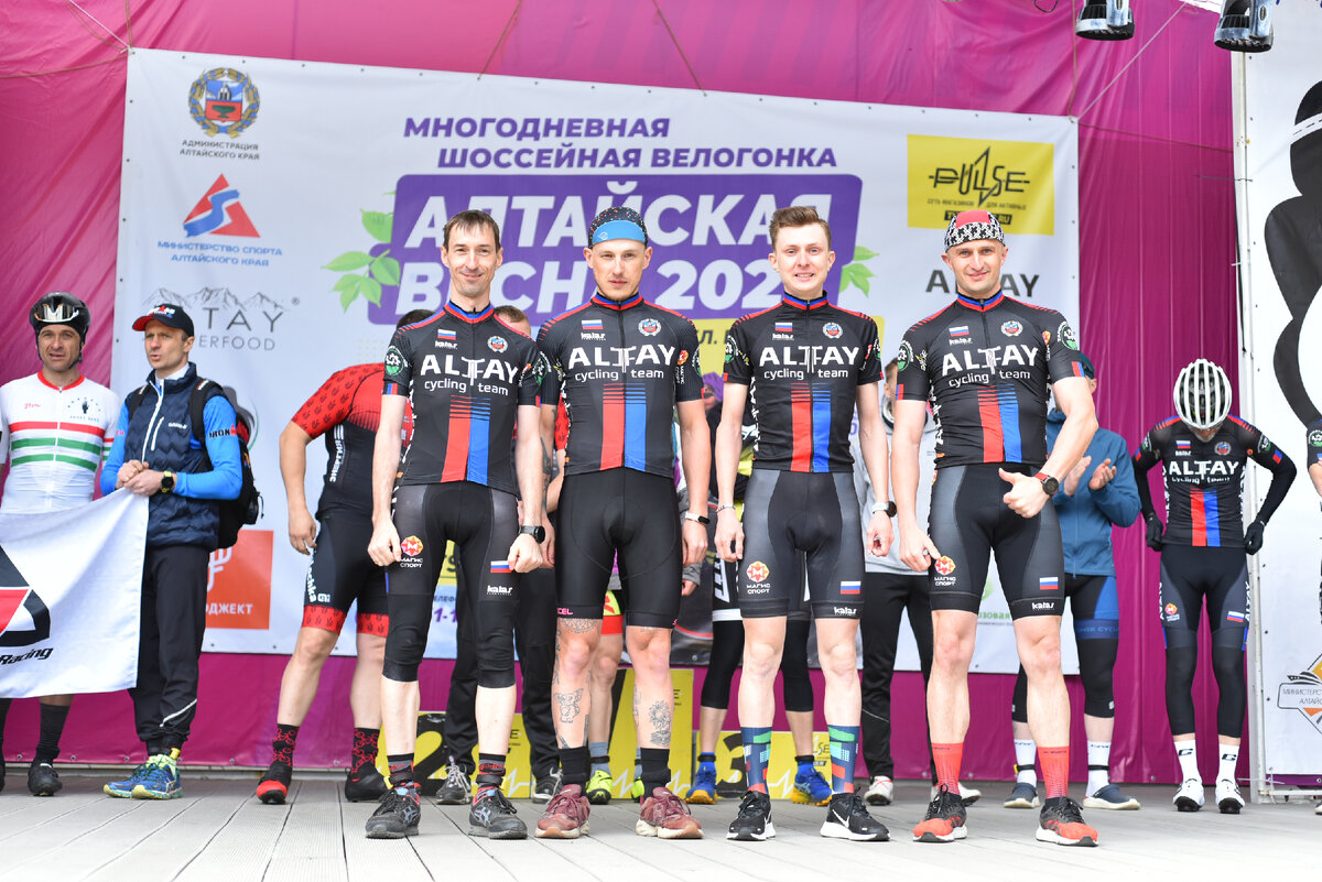Стоим командной Altay Cycling Team-2
